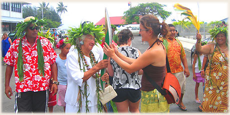 Sokala Villas’ guest Evelyne Haller from Switzerland is invited to touch the Queen’s Baton as it is carried in Avarua by a High Chief of Te Au-O-Tonga, Margaret Karika Ariki