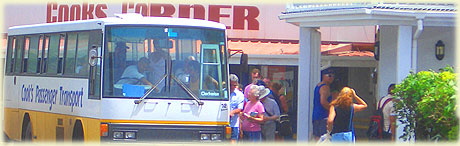 Busse starten in Cooks Corner in Avarua / Kia orana Taxis / Fotos: Archi, Sarina