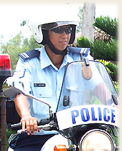 lokale Polizistin auf einem Motorrad