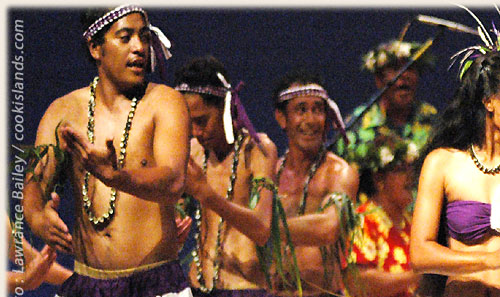 Dance Group from Manihiki with kapa rima - Te Maeva Nui 2005 / Cook Islands