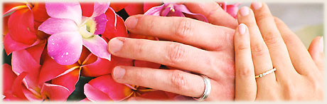 The couples hands on her flowerbouqet / flowers on the beach / photos: William