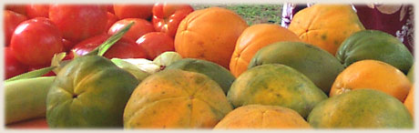 Pawpaw (papaya) and tomatos locally grown / Foodland Avarua / photos: Archi
